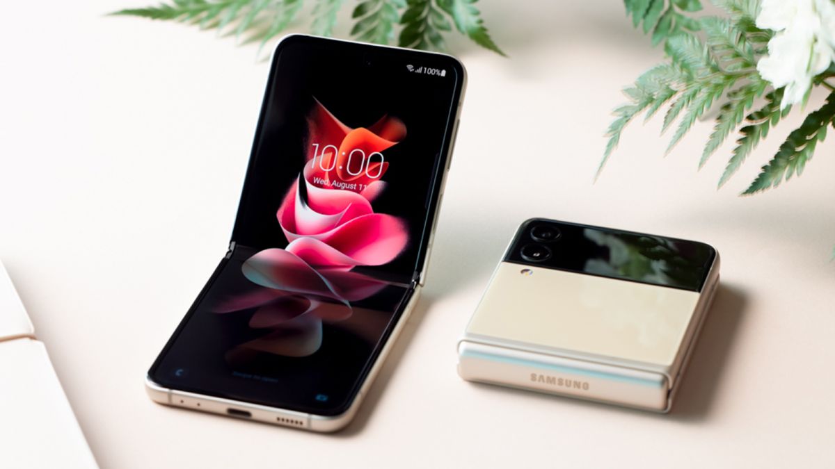 Real life photos of the Galaxy Z Fold 4 and Galaxy Z Flip 4 leak online