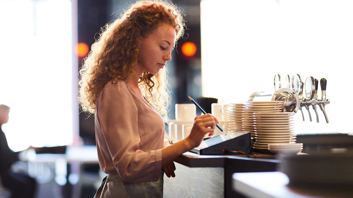 5 ways POS systems help you manage staff