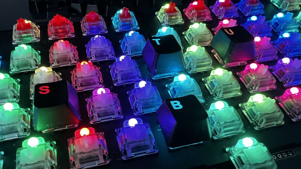 3 ways to mod your mechanical keyboard to give it the best Christmas glow-up